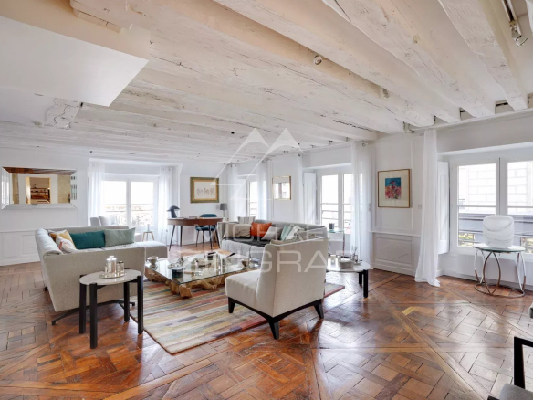 For sale – Quai Voltaire – 2 suites – Excellent condition – Seine view