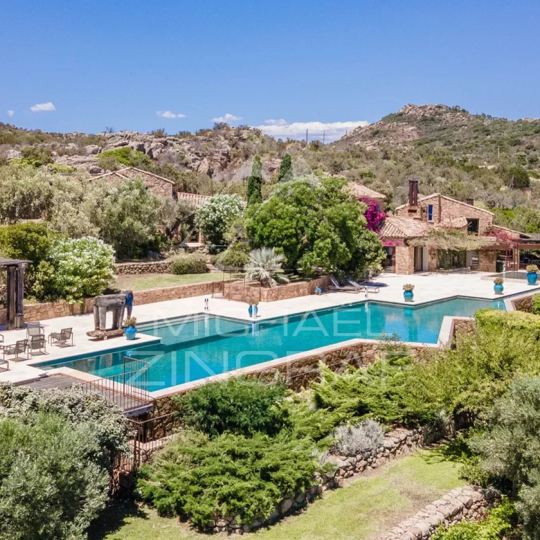 Former 19th-century watermill of 360 m2. Renovated estate