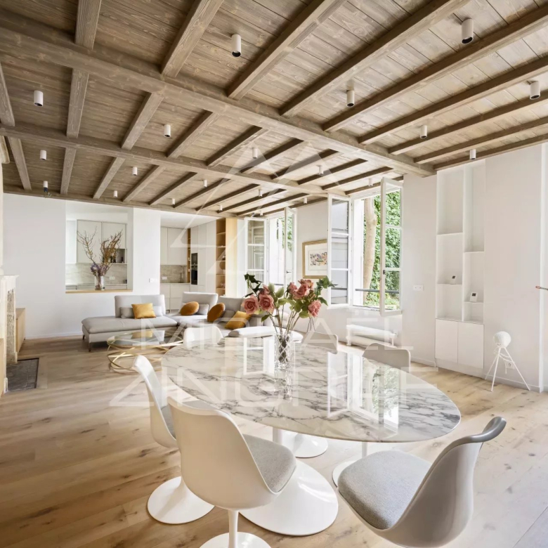 Townhouse with 8 rooms plus a 3-room annex, ideal for a professional practice