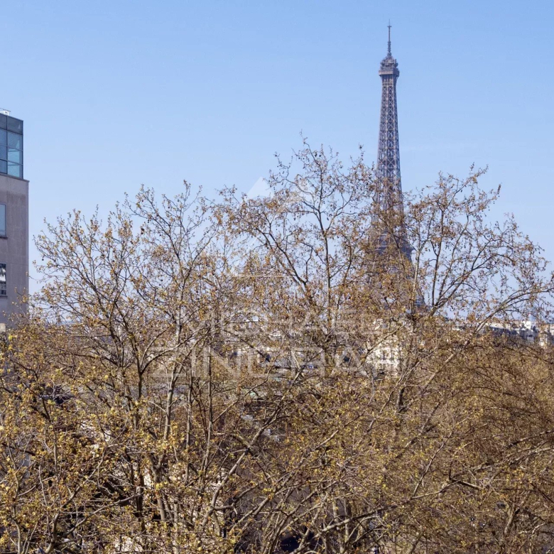 QUIET TOP FLOOR – MOREAU STREET