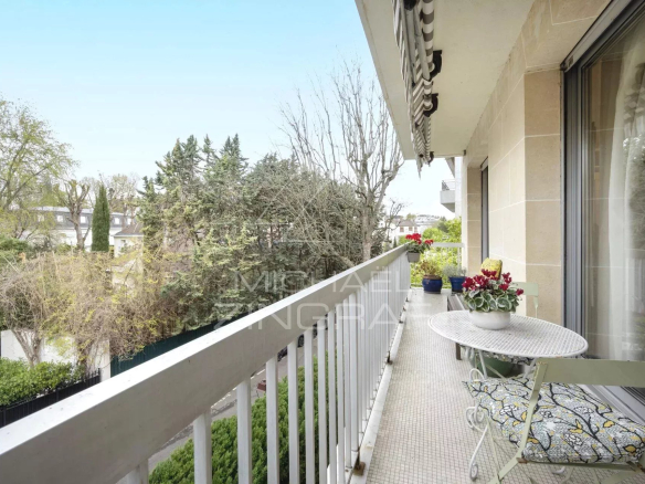 FOR SALE - LIFE ANNUITY WITH NO MONTHLY PAYMENTS - 3 Bedrooms - Excellent Condition - Bright