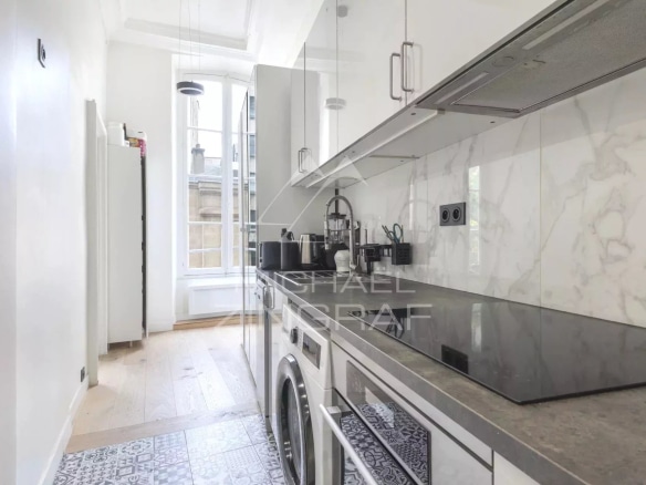 Cuisine moderne d'un appartement à vendre, rénovée en 2024, avec équipements et décoration soignée.