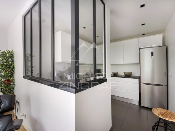 Cuisine moderne avec verrière dans un appartement à Neuilly-sur-Seine.