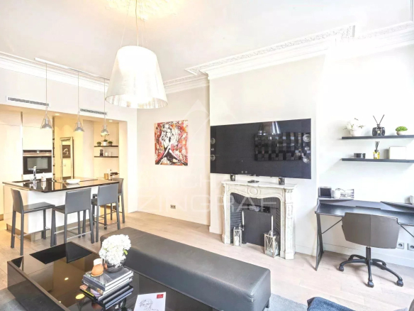 Appartement de 2 pièces en parfait état avec salon et cuisine ouverte, situé à Paris 1er.