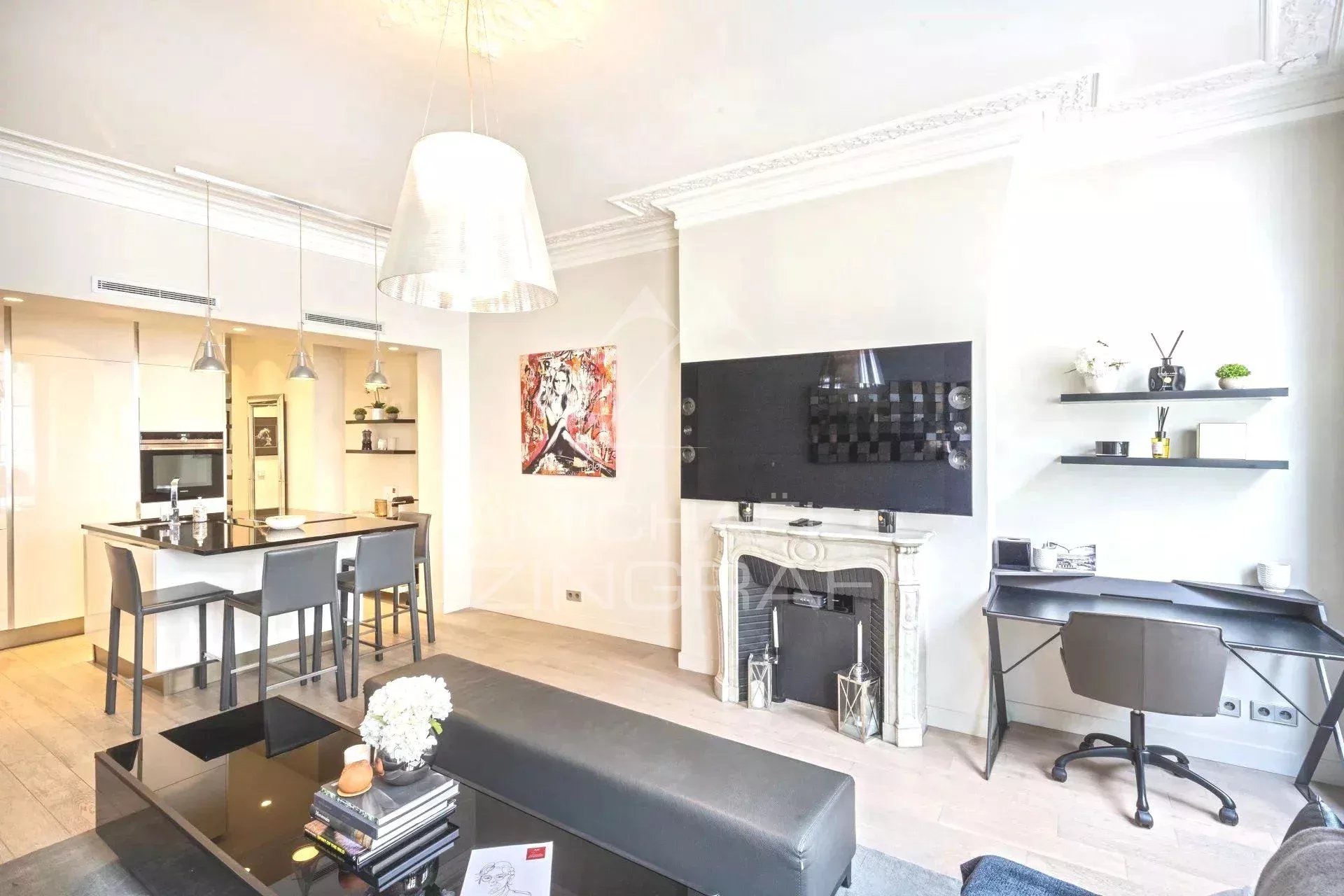 Appartement de 2 pièces en parfait état avec salon et cuisine ouverte, situé à Paris 1er.