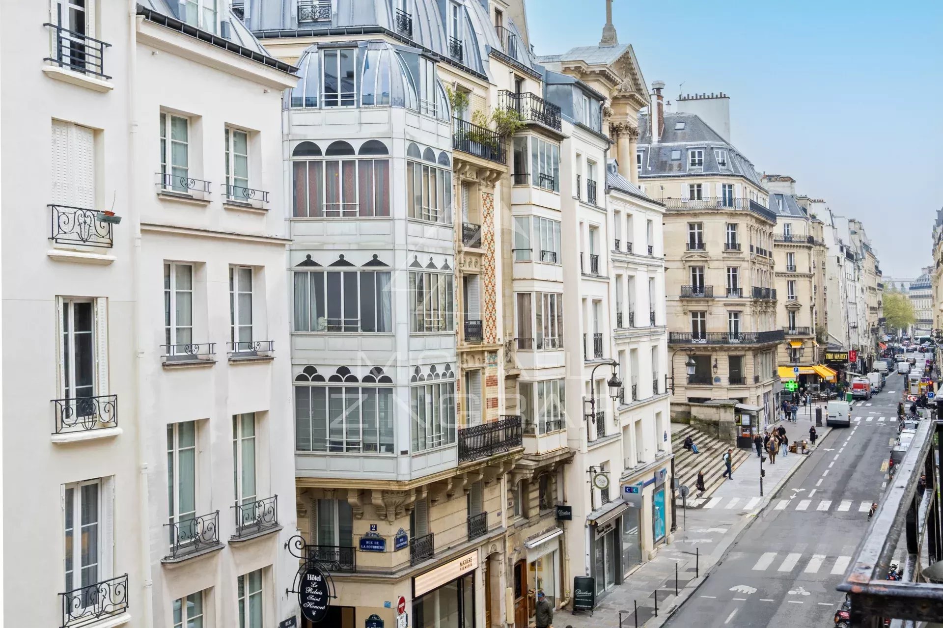 Vue de la rue Saint Honoré à Paris, montrant des bâtiments et commerces