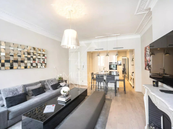 Appartement moderne avec salon et cuisine ouverte, décoré avec goût, situé à Paris 1er.