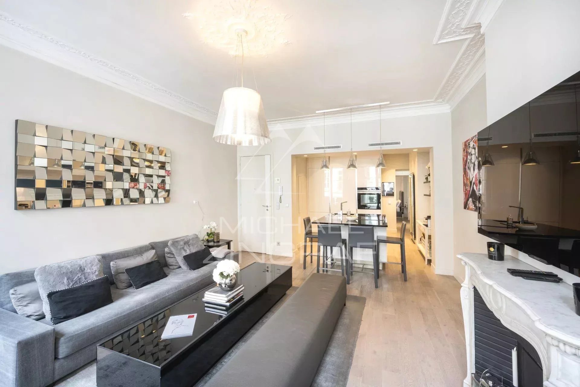 Appartement moderne avec salon et cuisine ouverte, décoré avec goût, situé à Paris 1er.