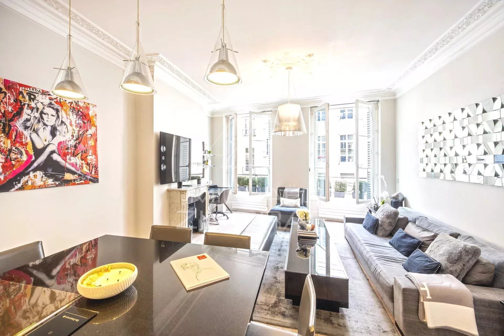 Appartement de 51m2 avec salon et cuisine ouverte, situé au 3ème étage à Paris 1er.
