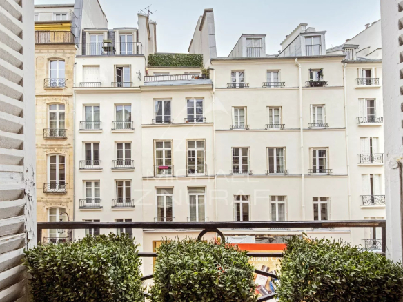 Vue depuis un balcon sur des façades d'immeubles à Paris, rue Saint Honoré.
