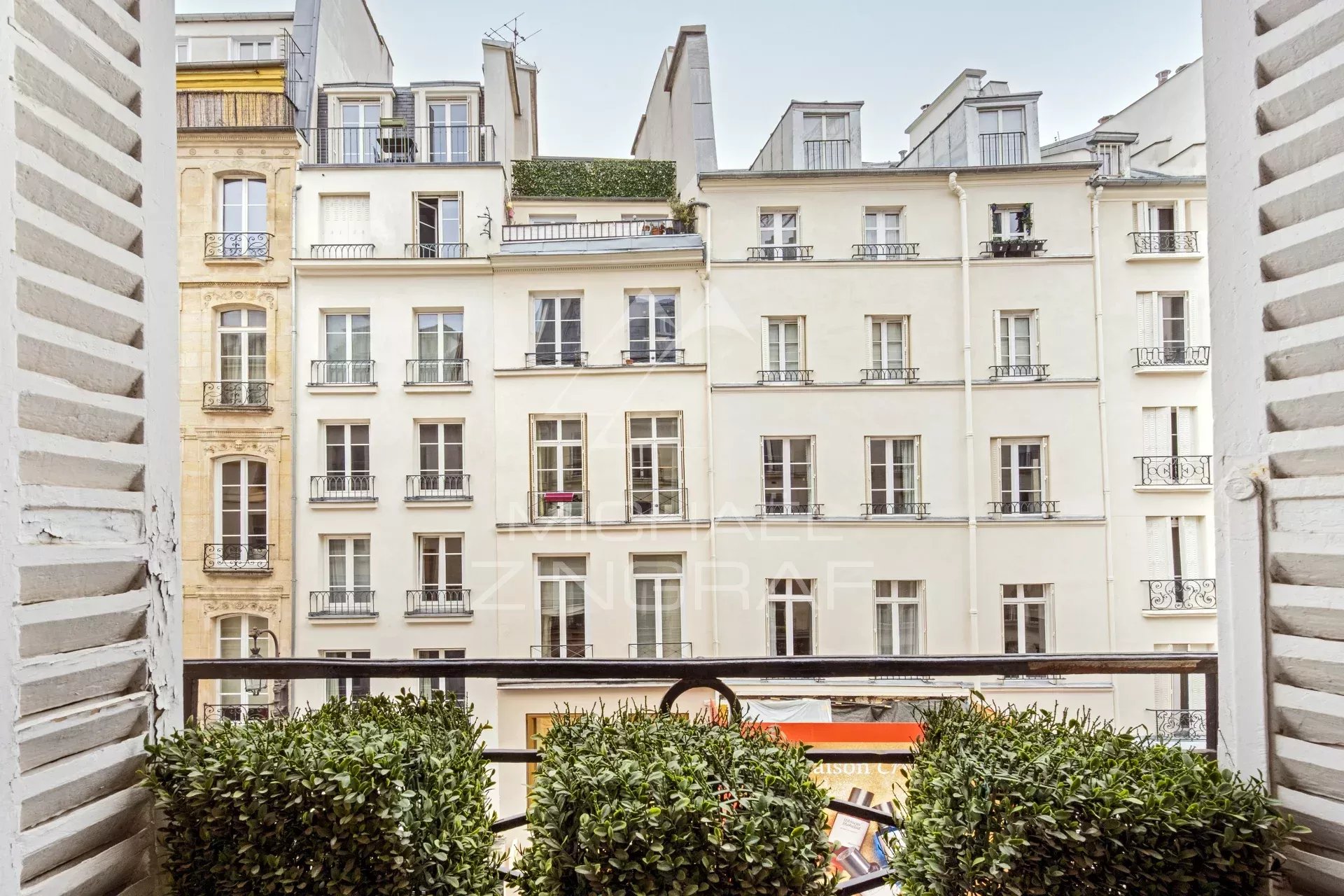 Vue depuis un balcon sur des façades d'immeubles à Paris, rue Saint Honoré.