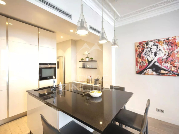 Cuisine moderne avec îlot central dans un appartement à Paris, rue Saint Honoré.