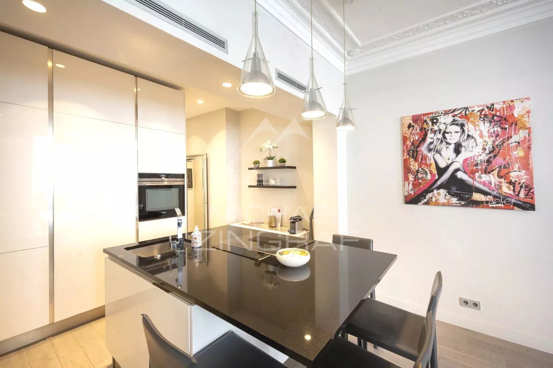 Cuisine moderne avec îlot central dans un appartement à Paris, rue Saint Honoré.