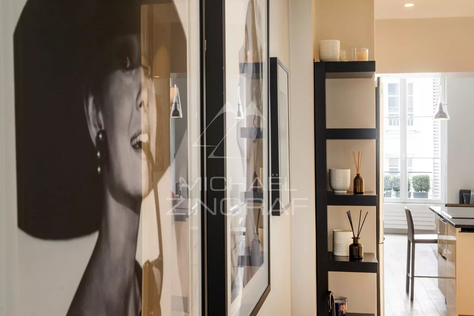 Intérieur d'un appartement moderne avec des œuvres d'art au mur, éclairage naturel.