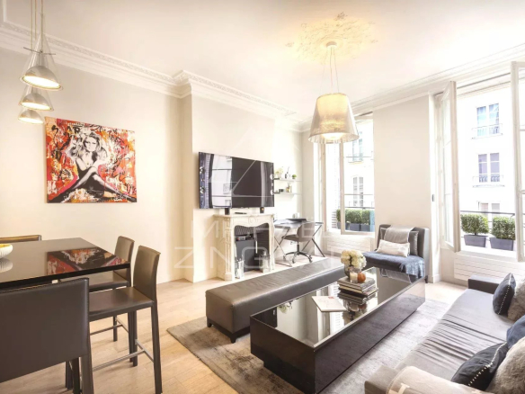 Appartement de 51m2 avec salon et cuisine ouverte, situé au 3ème étage, rue Saint Honoré à Paris.