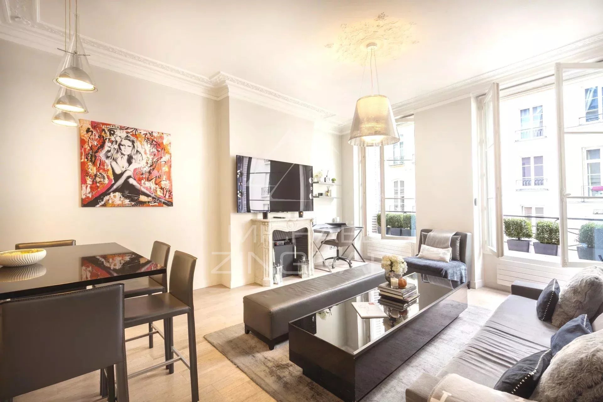 Appartement de 51m2 avec salon et cuisine ouverte, situé au 3ème étage, rue Saint Honoré à Paris.