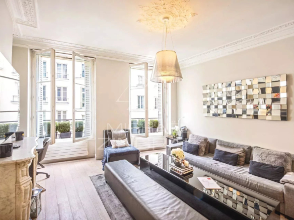 Salon d'un appartement climatisé à Paris, avec fenêtres ouvertes et décoration moderne.
