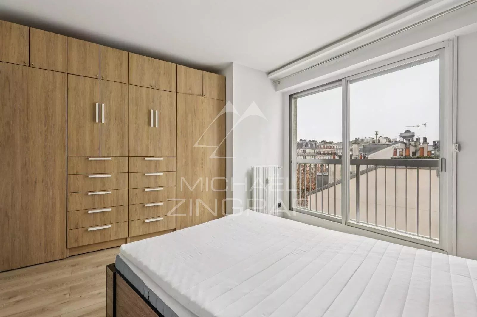 Chambre à vendre à Paris 16ème Chambre avec placards intégrés et vue sur balcon dans un appartement à Paris 16ème.