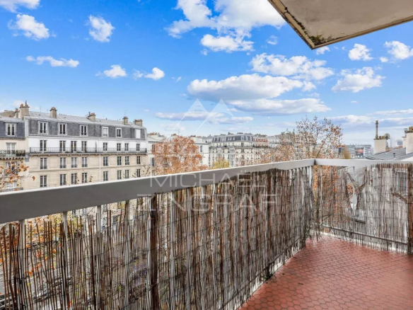 Balcon d'un appartement à Paris 16ème avec vue dégagée sur la ville.