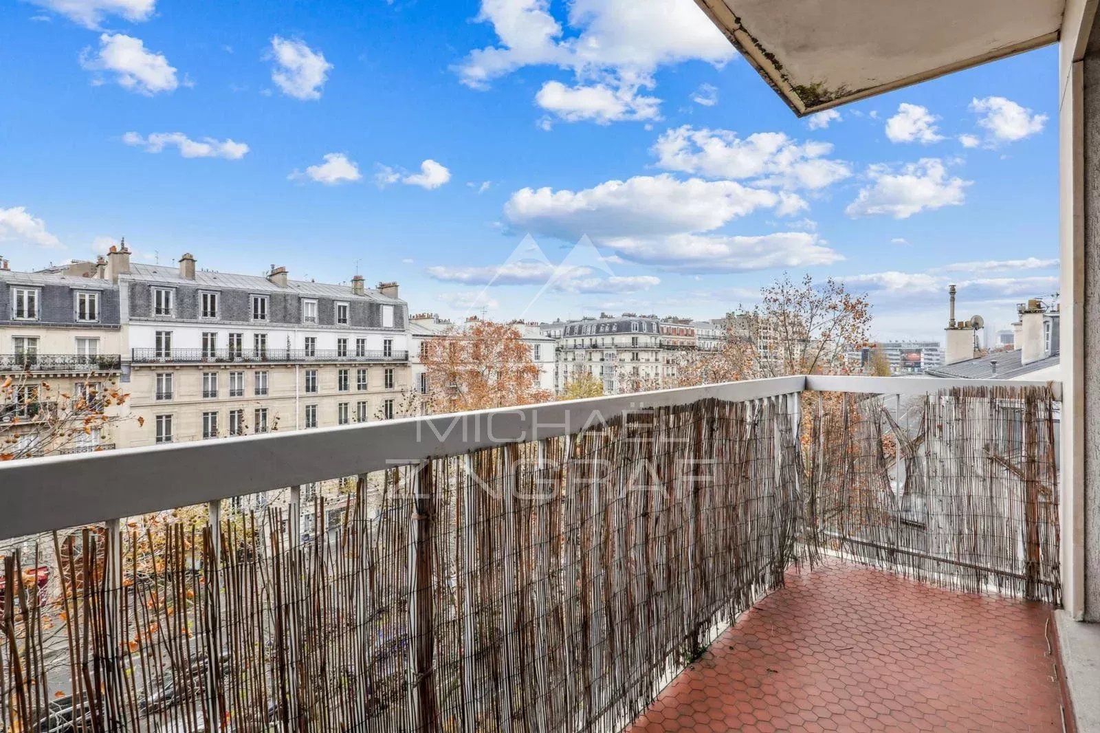 Balcon d’appartement à Paris 16ème Balcon d'un appartement à Paris 16ème avec vue dégagée sur la ville.