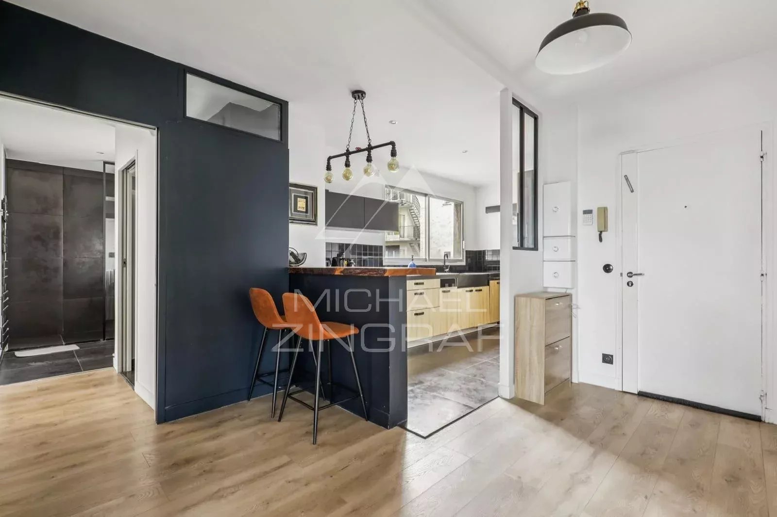 Appartement à vendre à Paris 16ème Intérieur d'un appartement à Paris 16ème avec cuisine ouverte et coin repas.
