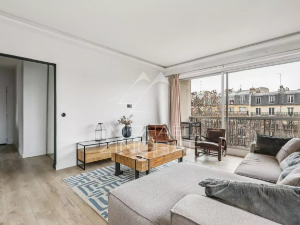 Salon lumineux d'un appartement à Paris 16ème, avec balcon et vue dégagée.