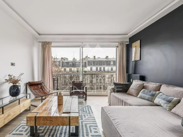 Salon lumineux d'un appartement à Paris 16ème avec balcon et vue dégagée.