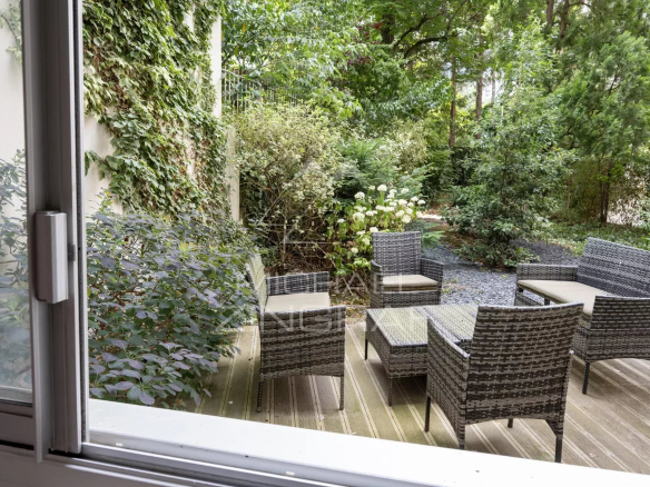 Terrasse et jardin privatif d'un appartement en rez-de-jardin à Neuilly-sur-Seine.