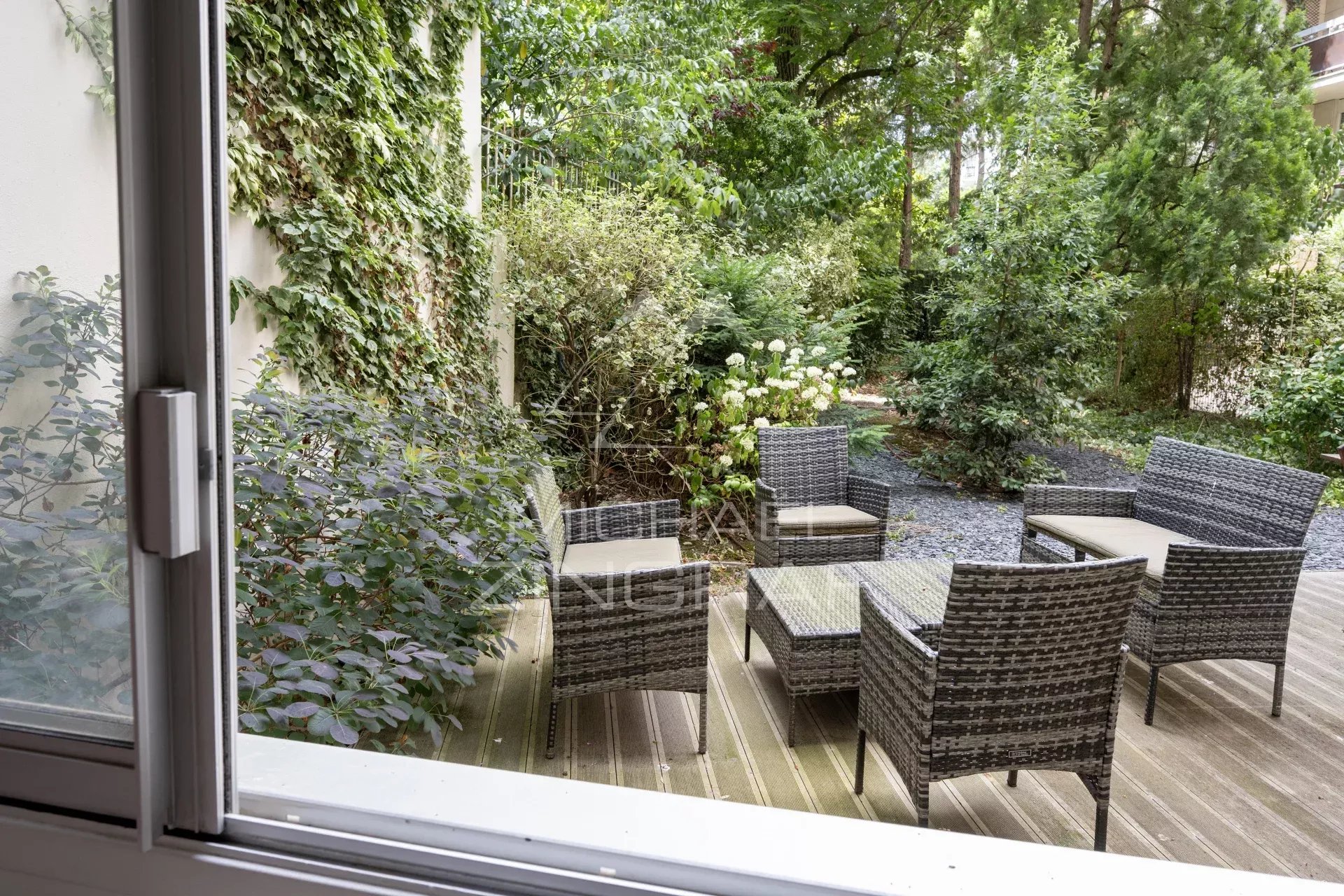 Terrasse et jardin privatif à Neuilly-sur-Seine Terrasse et jardin privatif d'un appartement en rez-de-jardin à Neuilly-sur-Seine.