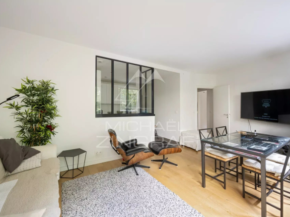 Salon d'un appartement en rez-de-jardin avec terrasse et jardin privatif à Neuilly-sur-Seine.