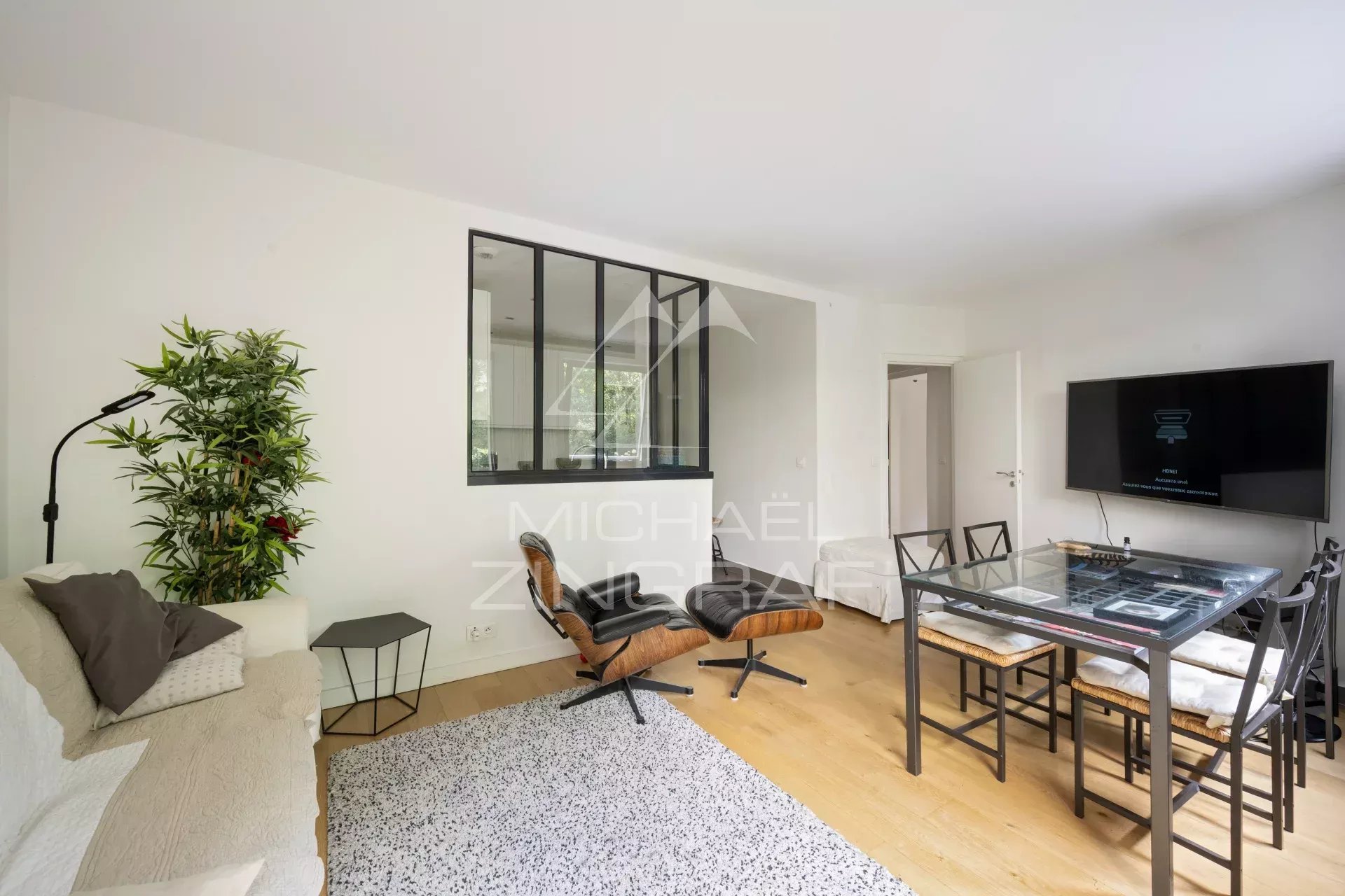 Salon d’appartement à Neuilly-sur-Seine Salon d'un appartement en rez-de-jardin avec terrasse et jardin privatif à Neuilly-sur-Seine.