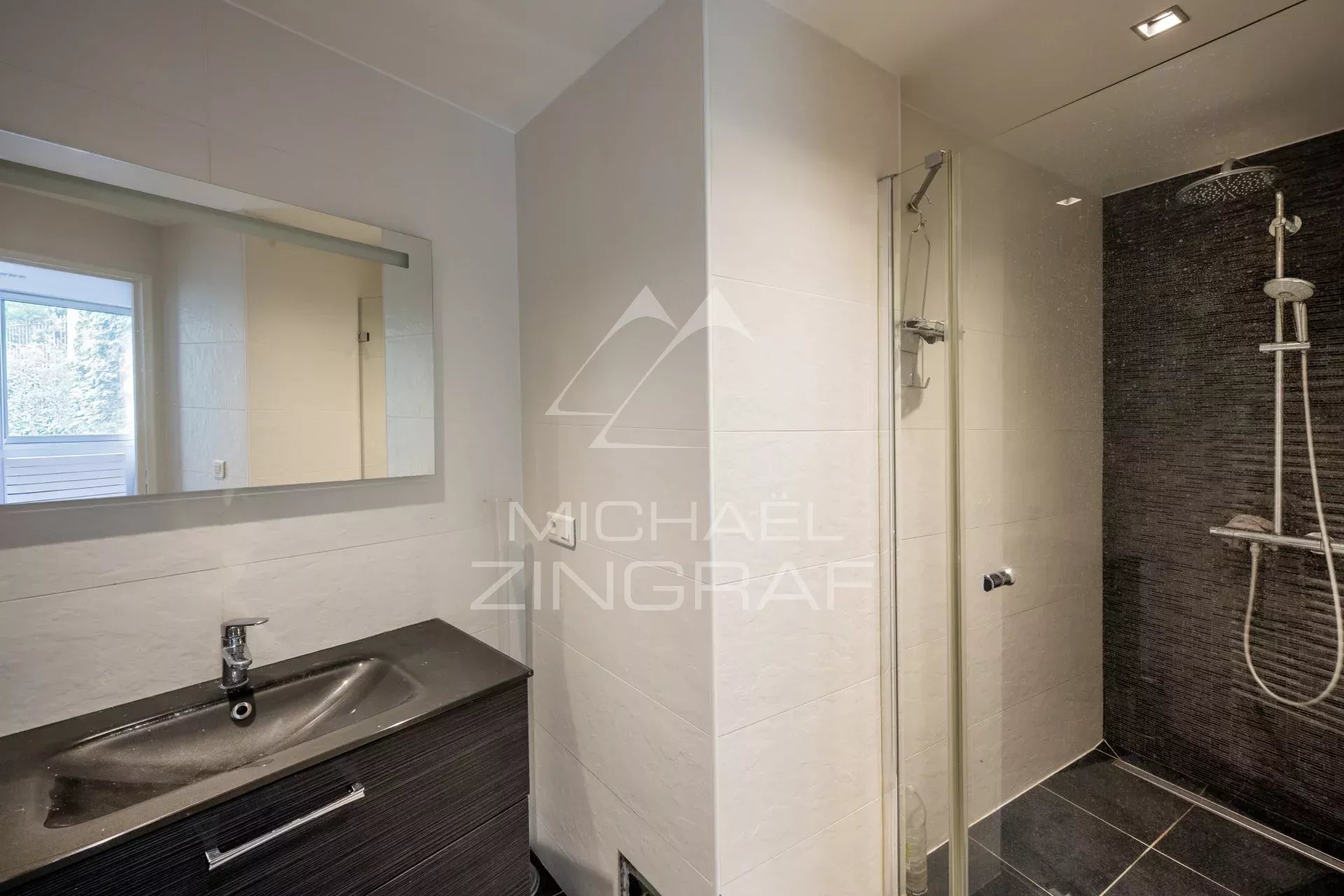 Salle de bain d’un appartement à Neuilly-sur-Seine Salle de bain moderne avec douche et lavabo dans un appartement à Neuilly-sur-Seine.