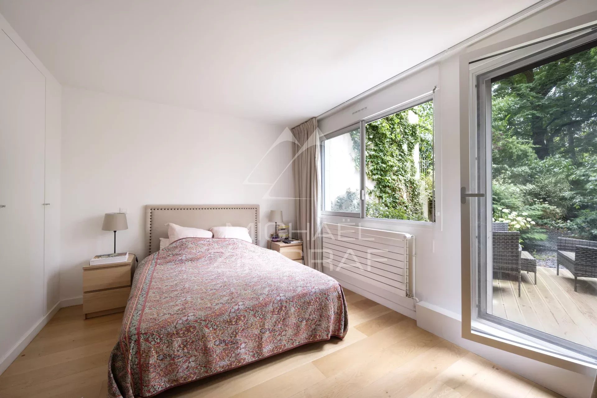 Chambre d’appartement à Neuilly-sur-Seine Chambre d'un appartement en rez-de-jardin avec accès à un espace extérieur.