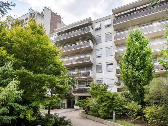 Immeuble récent à Neuilly-sur-Seine avec jardin et terrasse.