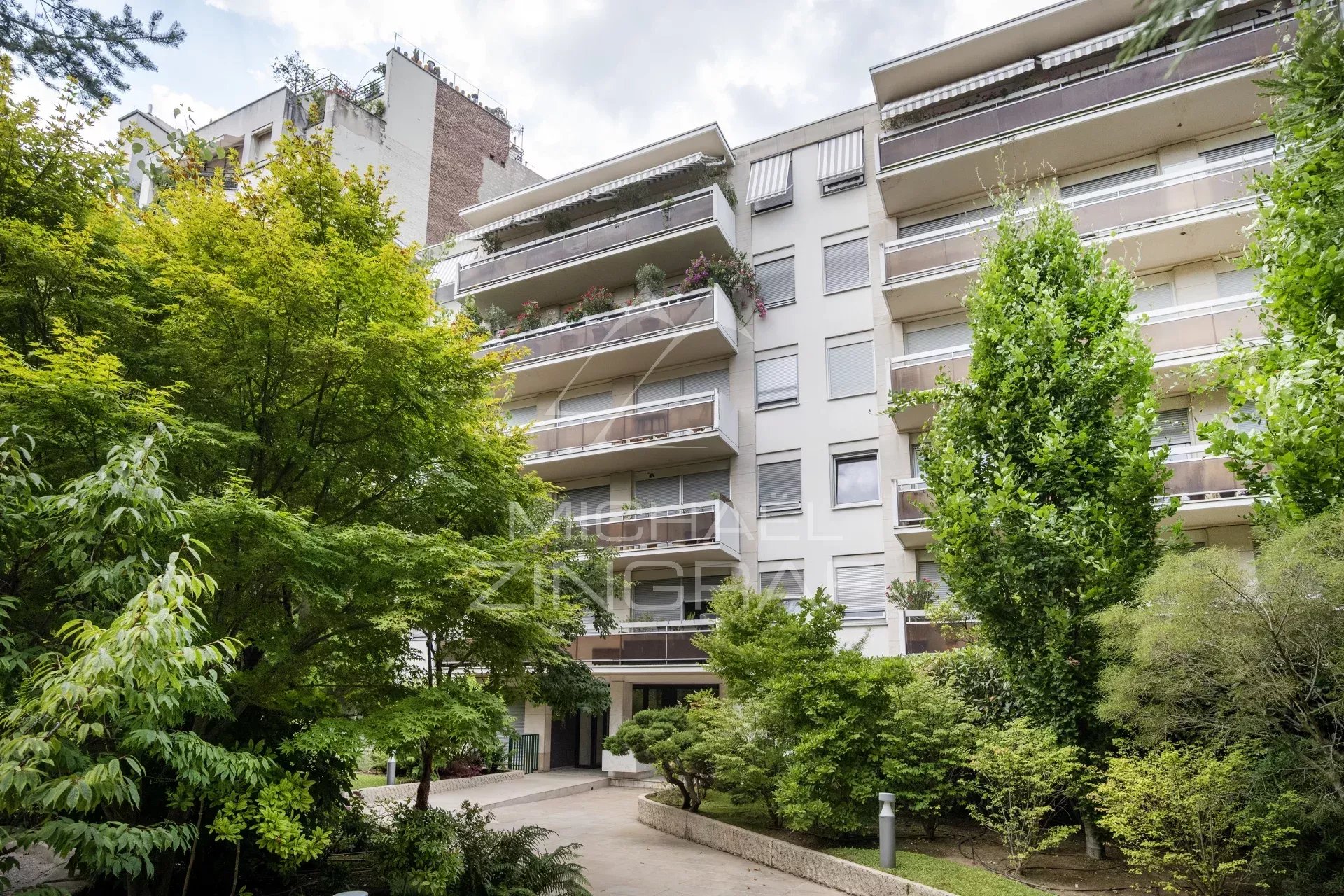 Immeuble à Neuilly-sur-Seine Immeuble récent à Neuilly-sur-Seine avec jardin et terrasse.