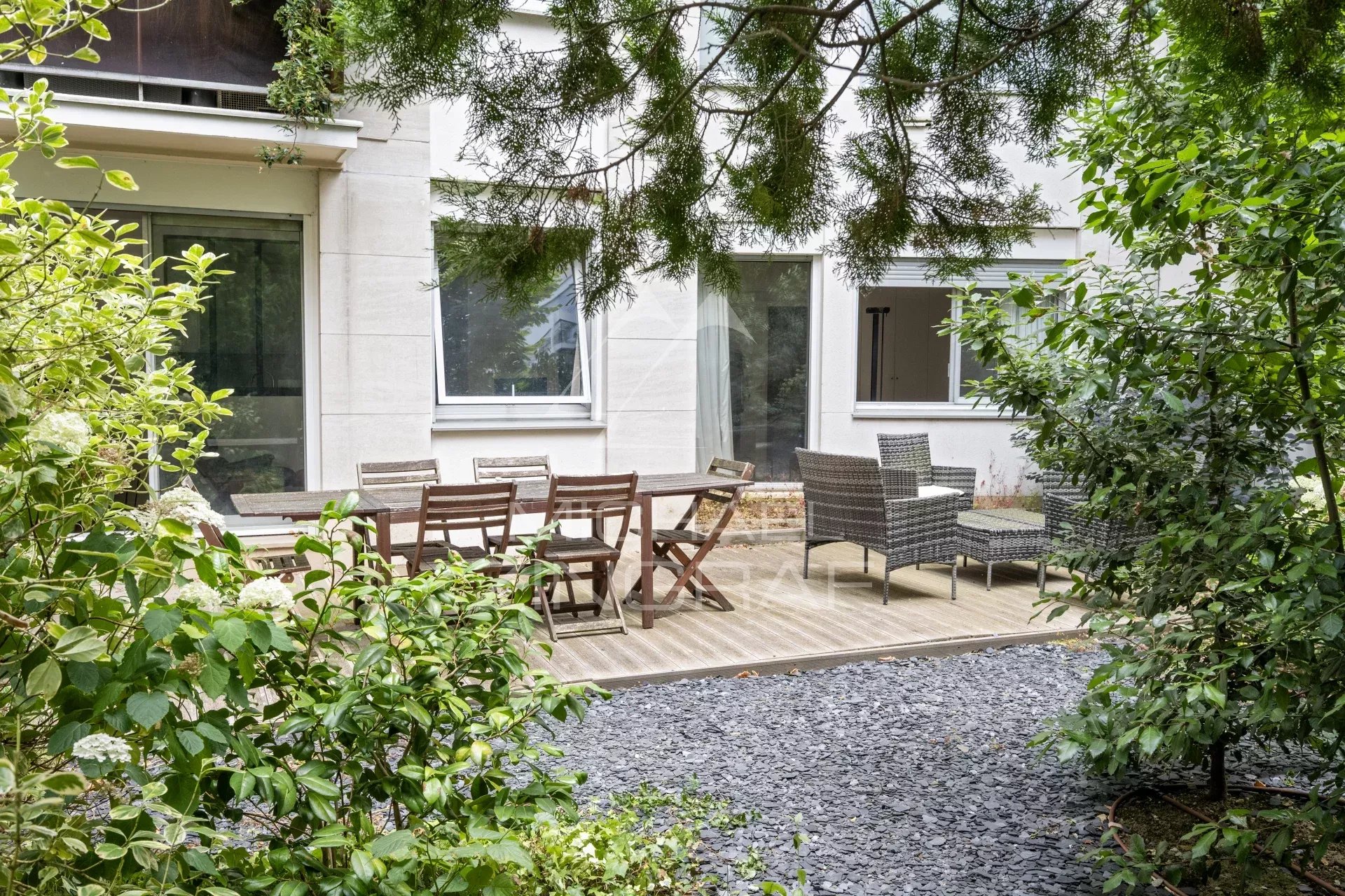 Terrasse et jardin privatif à Neuilly-sur-Seine Terrasse et jardin privatif d'un appartement à Neuilly-sur-Seine, entourés de verdure.