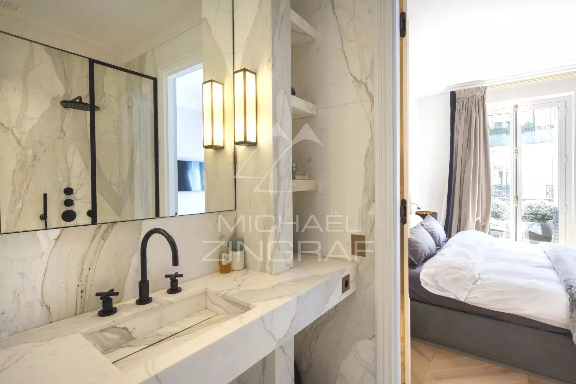 Salle de bain d’un appartement à Paris 8ème Salle de bain moderne avec lavabo en marbre et miroir, appartement refait à neuf à Paris 8ème.
