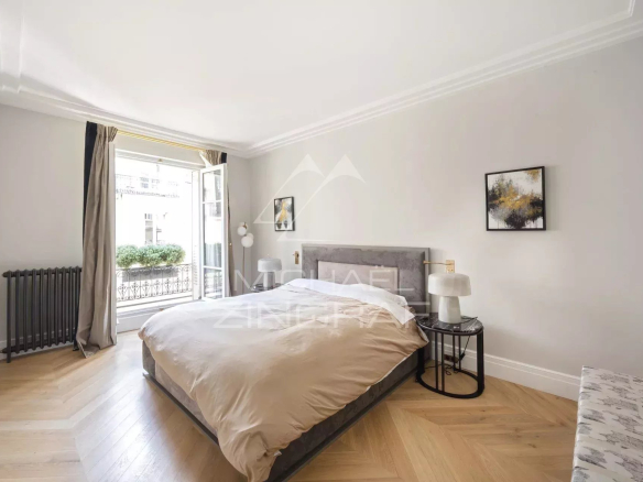 Chambre d'un appartement refait à neuf à Paris 8ème, avec lit et fenêtre donnant sur la rue.