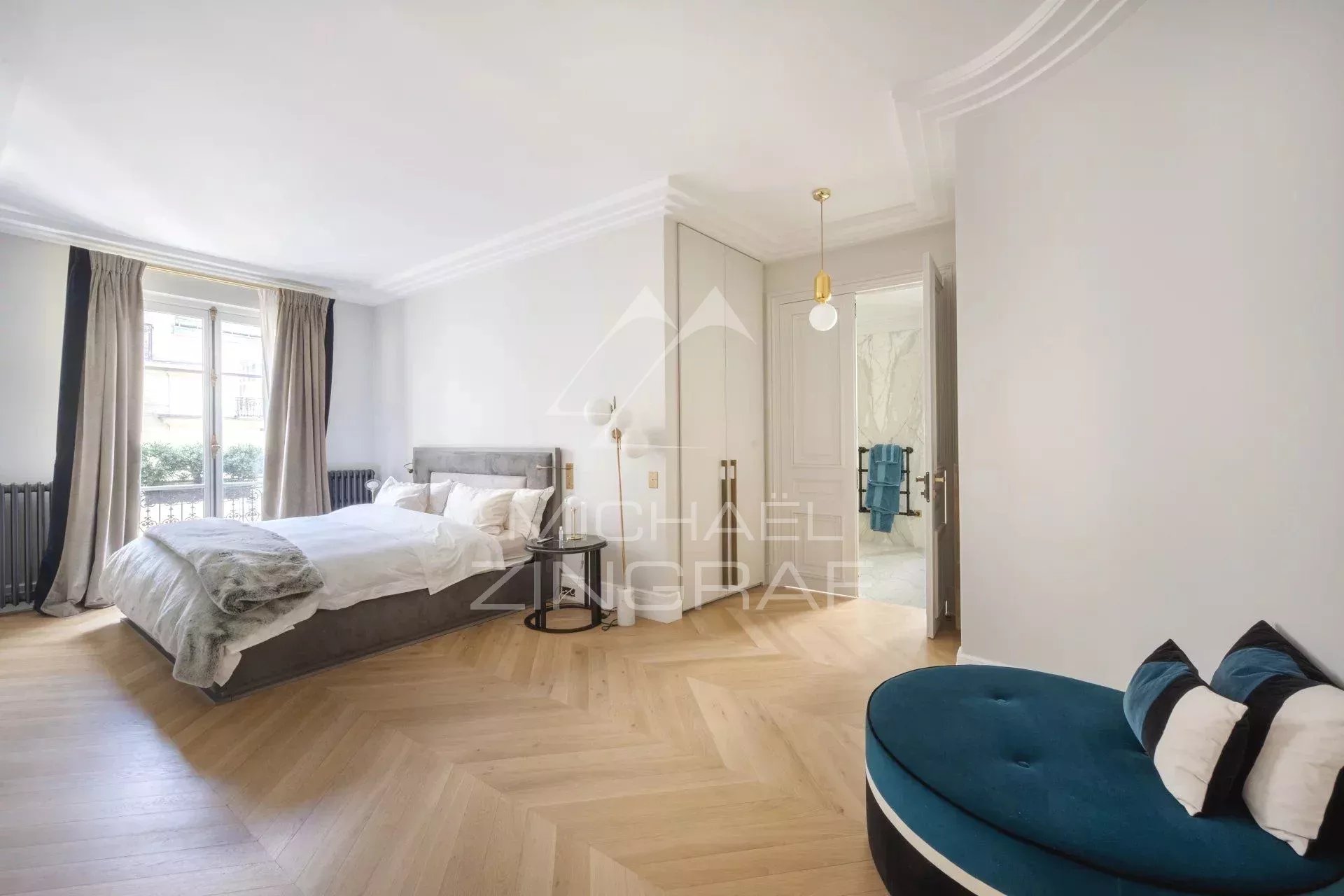Chambre d’appartement rénové à Paris Chambre d'un appartement refait à neuf avec parquet, lit et canapé, Paris 8ème.