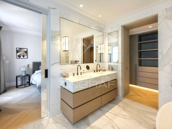 Salle de bain moderne avec double vasque et miroir, appartement rénové à Paris 8ème.