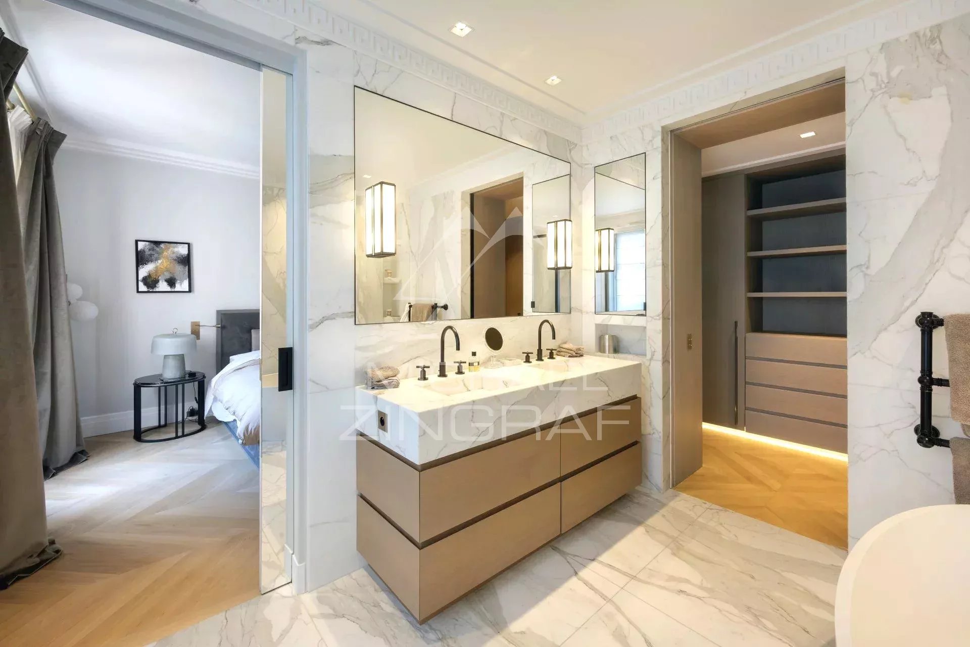 Salle de bain d’un appartement rénové à Paris Salle de bain moderne avec double vasque et miroir, appartement rénové à Paris 8ème.