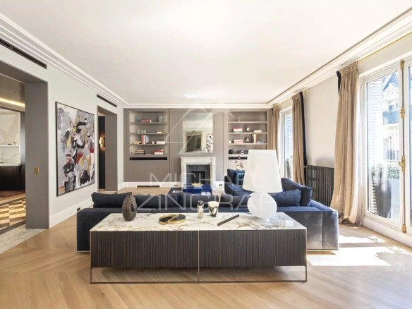 Intérieur d'un appartement rénové avec un salon lumineux et élégant, situé à Paris 8ème.