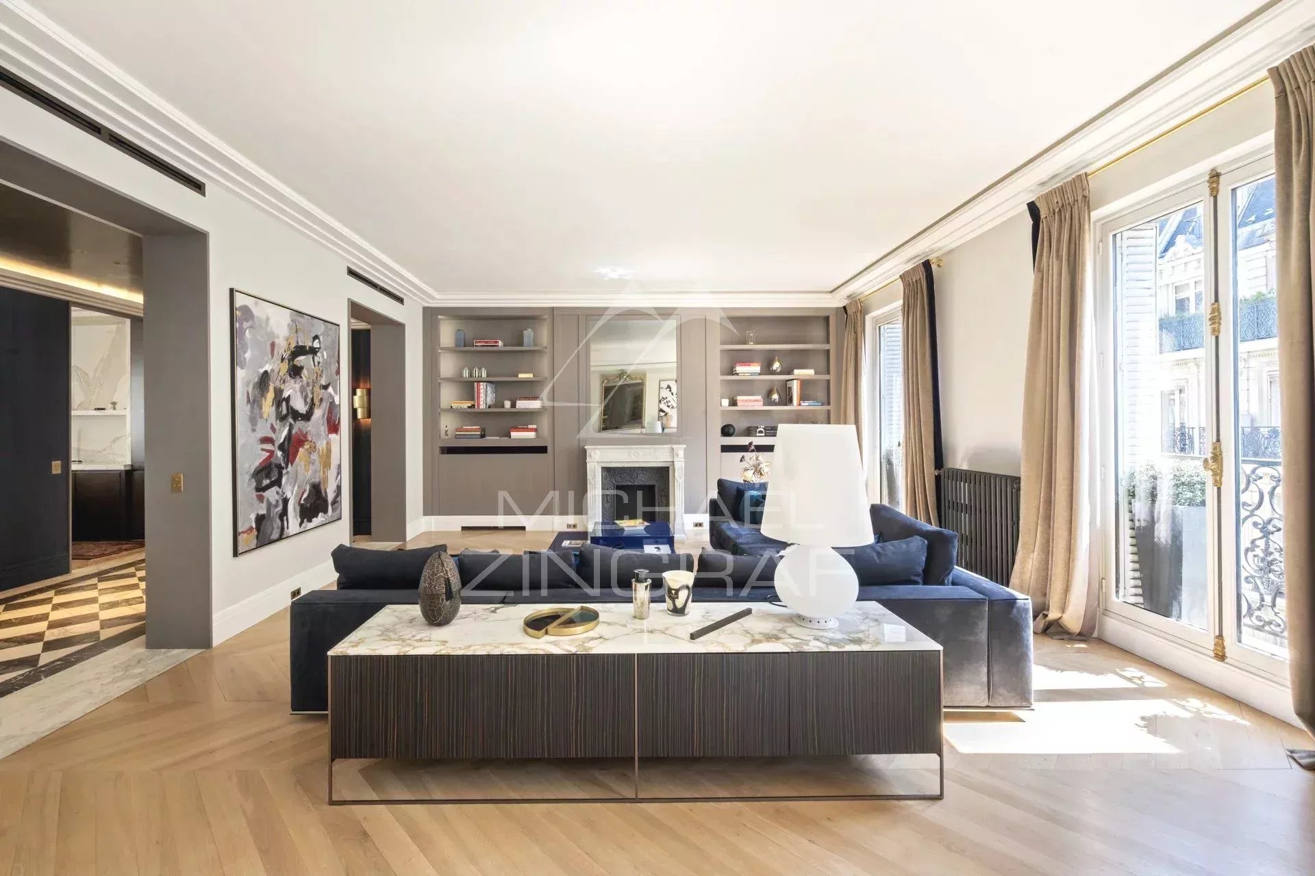 Appartement rénové à Paris 8ème Intérieur d'un appartement rénové avec un salon lumineux et élégant, situé à Paris 8ème.