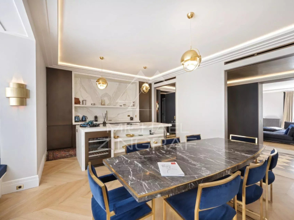 Intérieur d'un appartement rénové avec une salle à manger moderne et une cuisine ouverte.