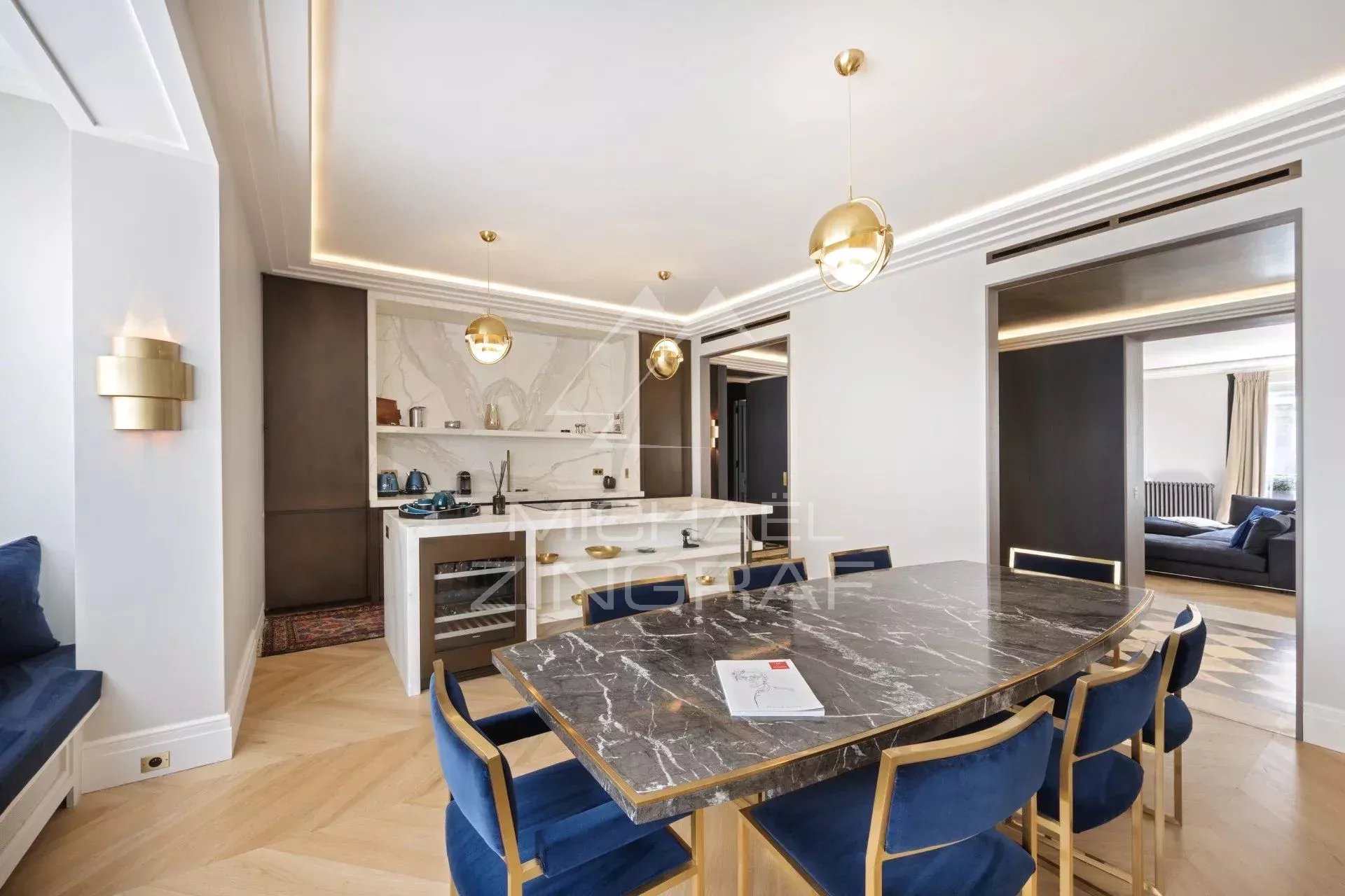 Appartement rénové à Paris 8ème Intérieur d'un appartement rénové avec une salle à manger moderne et une cuisine ouverte.