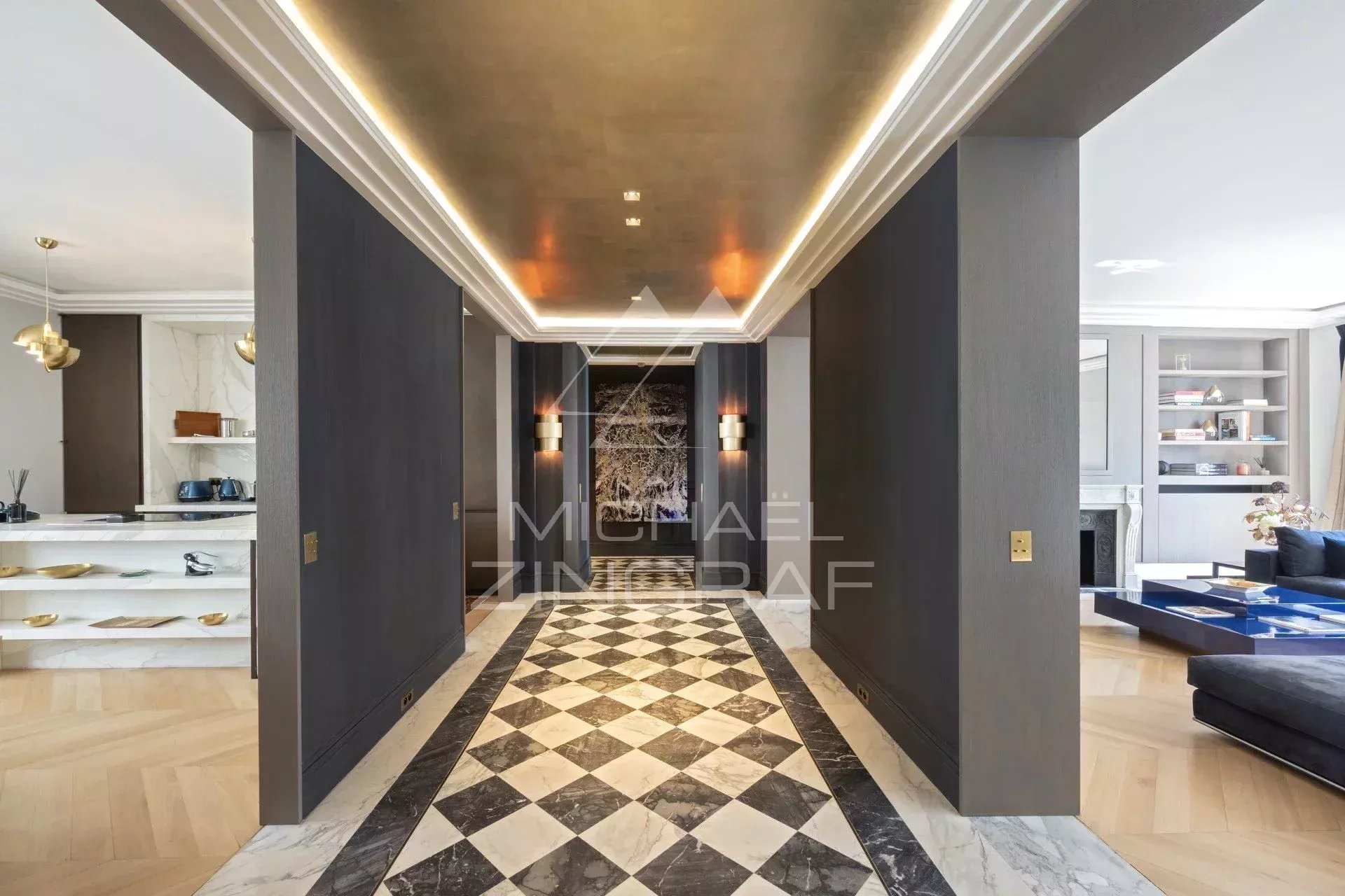 Entrée d’appartement rénové à Paris Entrée d'un appartement refait à neuf avec un sol en damier et un éclairage moderne à Paris 8ème.