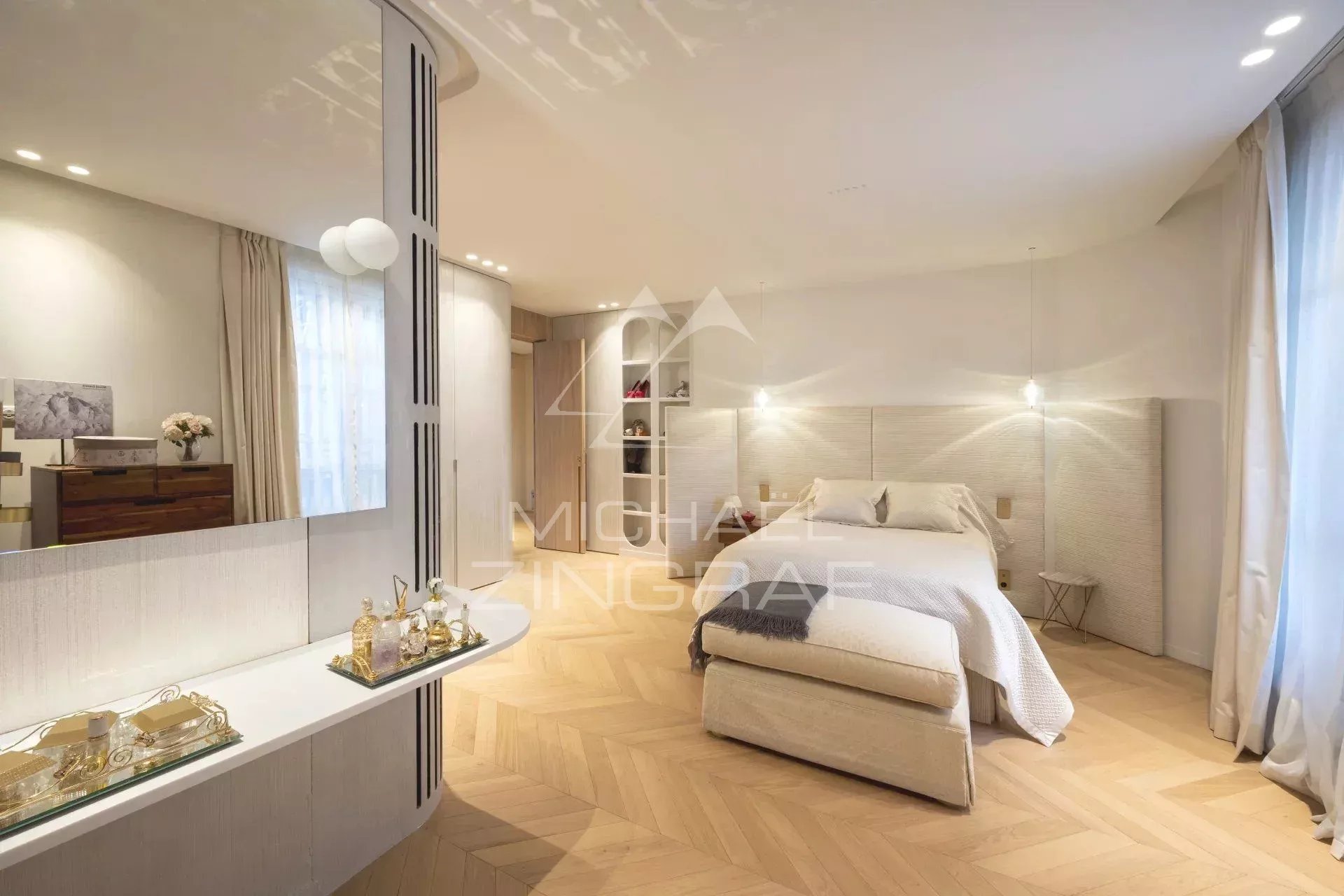 Modern room in Paris 7th arrondissement Room in a renovated apartment with parquet flooring and modern decor in Paris 7th arrondissement.