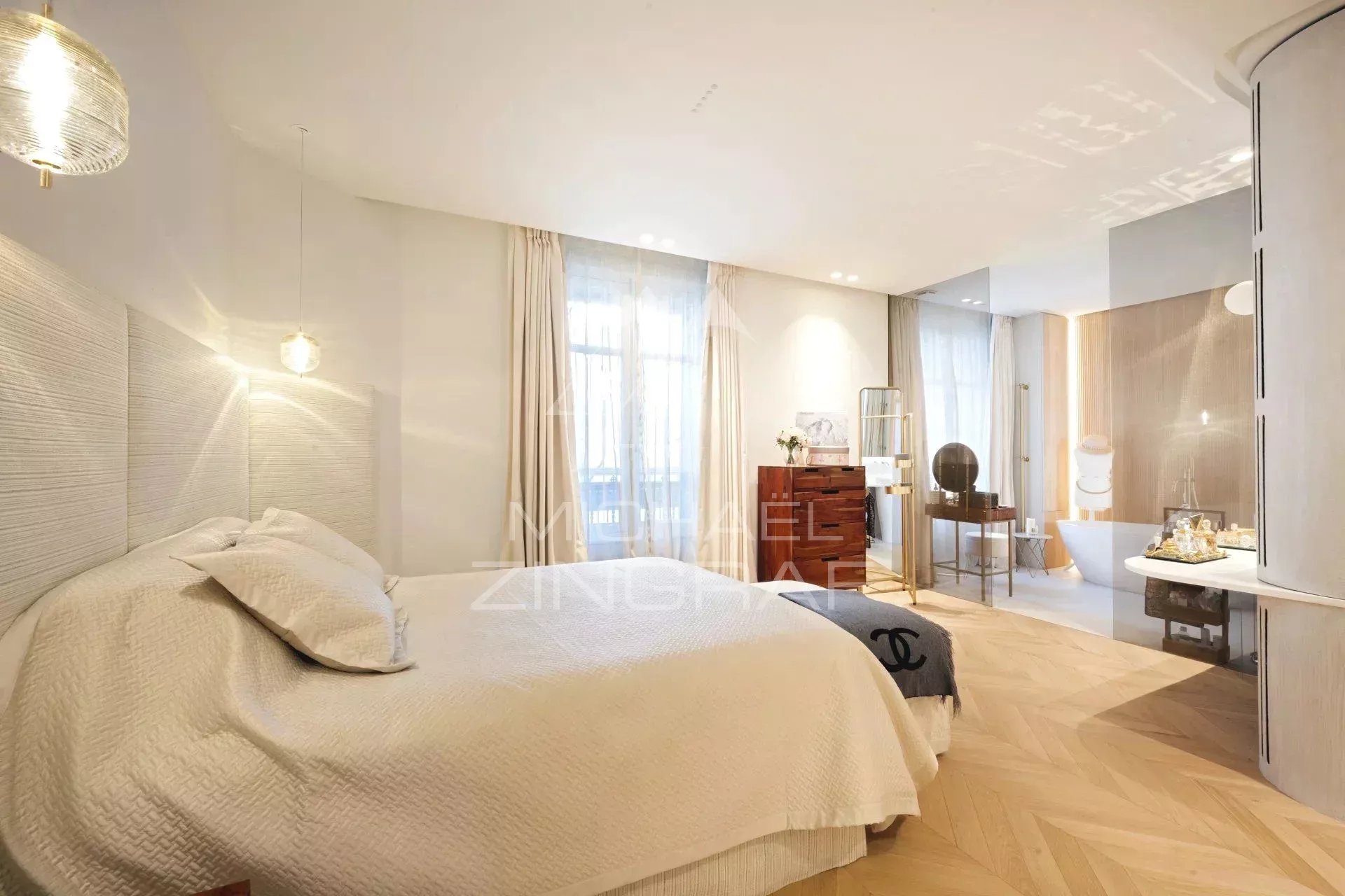 Apartment room in Paris 7th arrondissement Room in a modern apartment with bed and elegant decor in Paris 7th arrondissement.