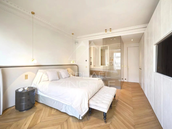 Room in a modern apartment with wooden parquet flooring and a double bed in Paris 7th arrondissement.