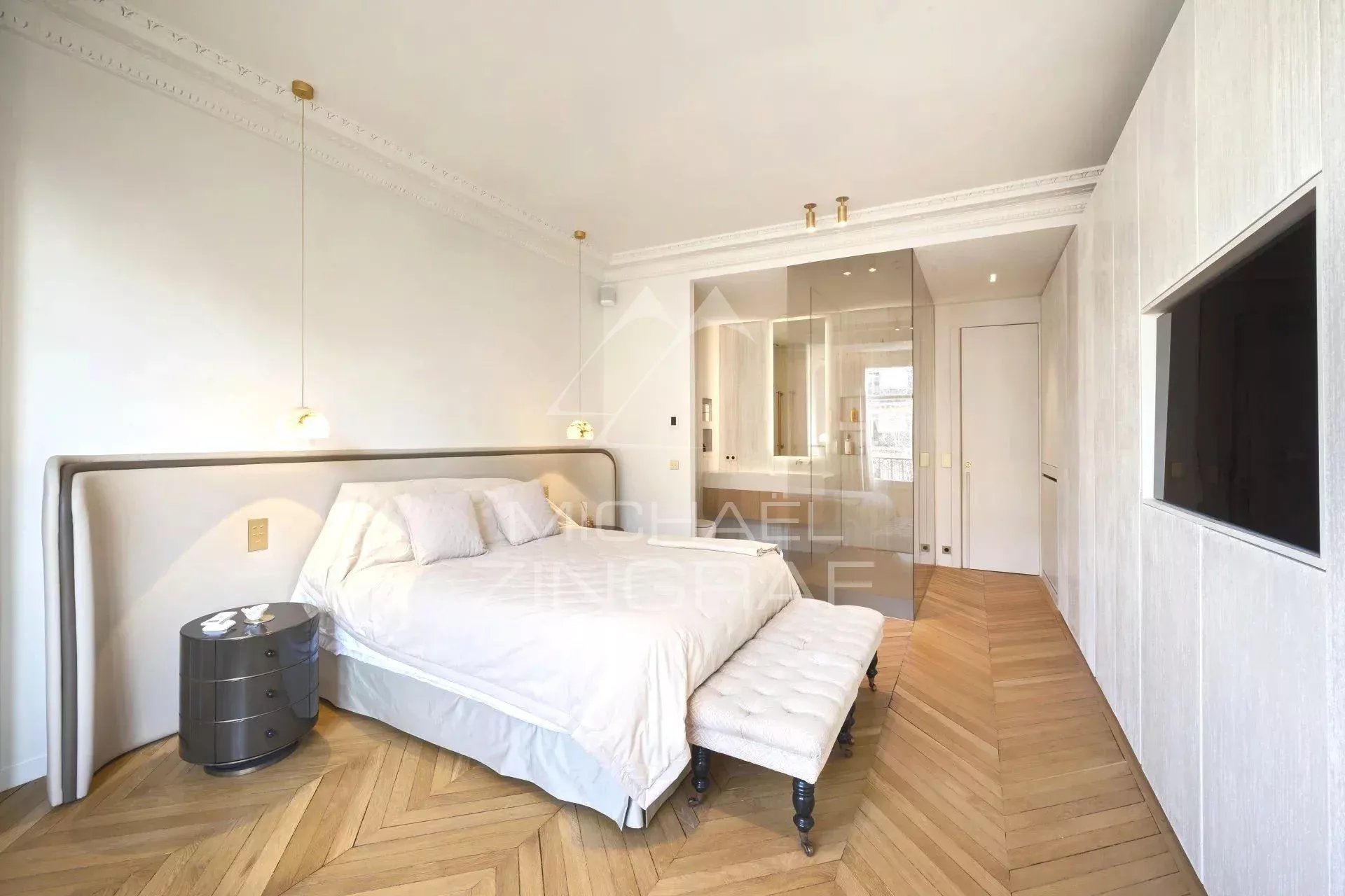 Apartment room in Paris 7th arrondissement Room in a modern apartment with wooden parquet flooring and a double bed in Paris 7th arrondissement.